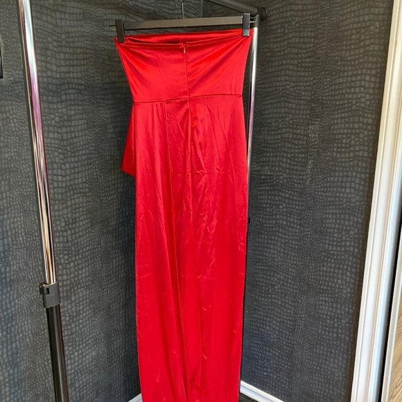 Red Satin dress with high slit - Picture 2 of 2